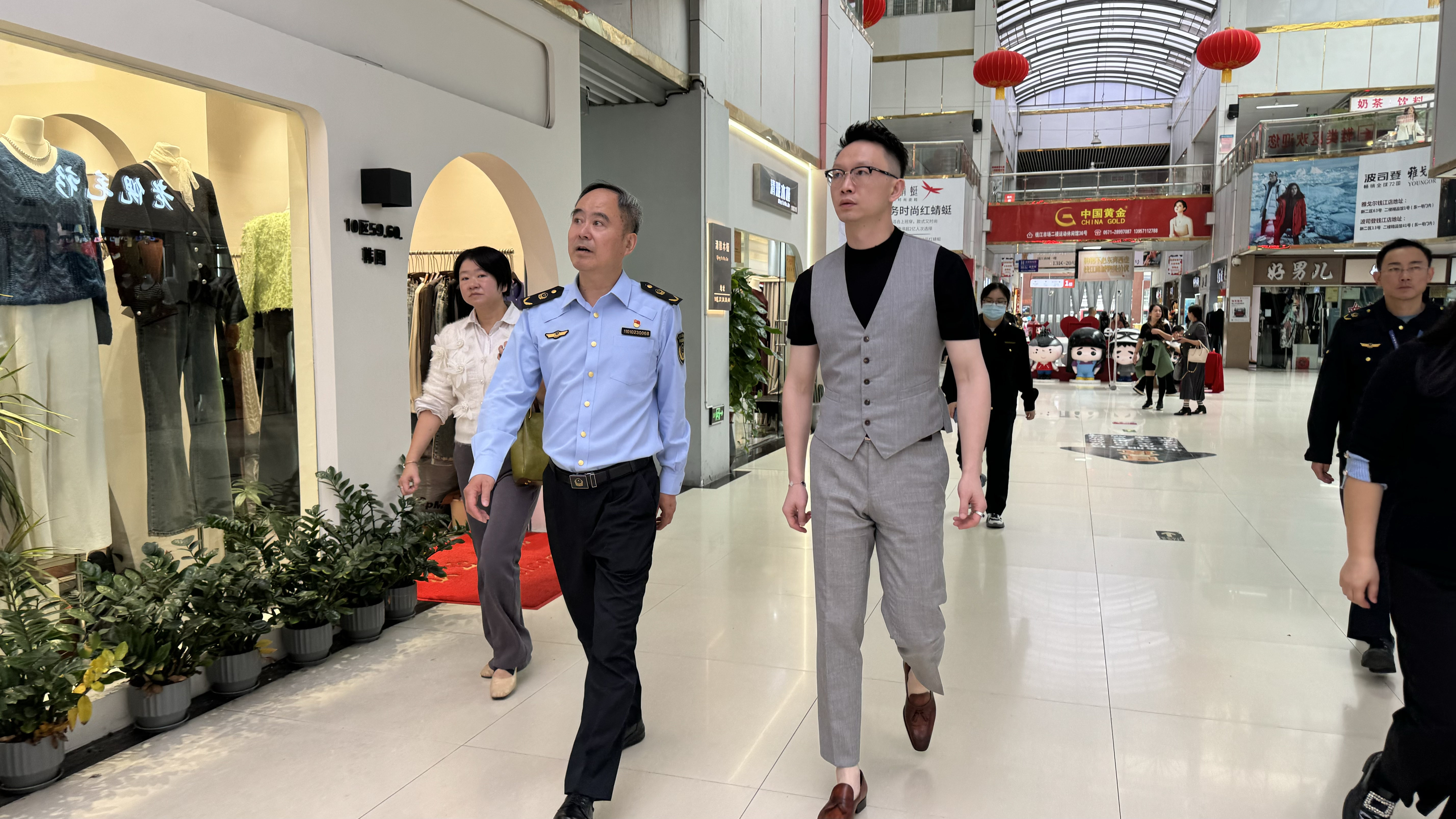拱墅區(qū)市場(chǎng)監(jiān)管局副局長(zhǎng)蒞臨錢江商城開(kāi)展黨建調(diào)研指導(dǎo)工作